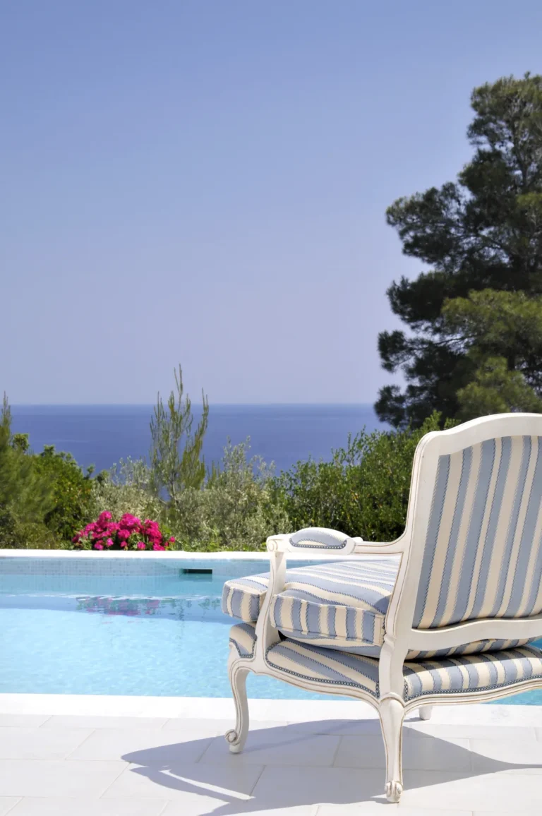 Anemolia Blue Villa — γαλάζιες αναλαμπές πάνω από την πισίνα στην Αλόννησο