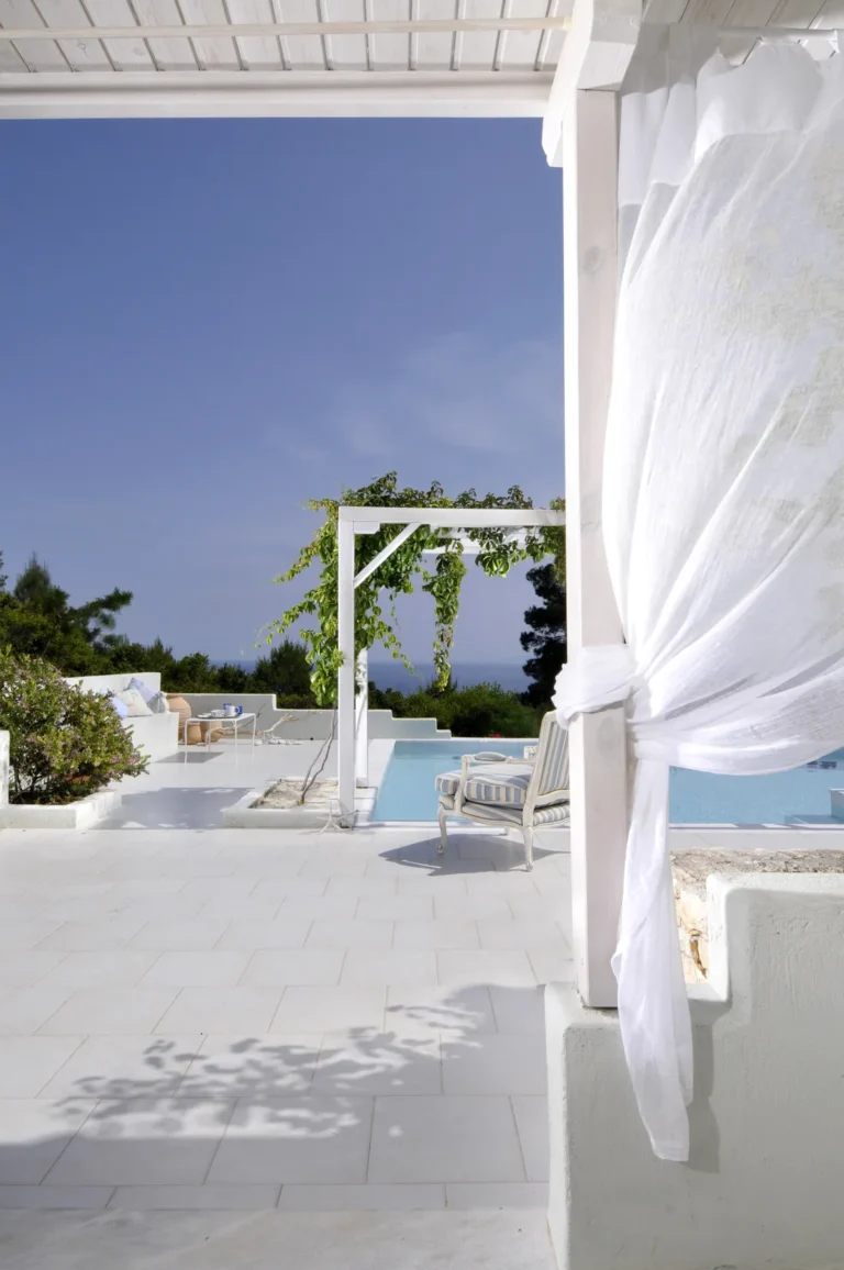 Anemolia Villa — λευκές αποχρώσεις και Αιγαίο φως στην Αλόννησο