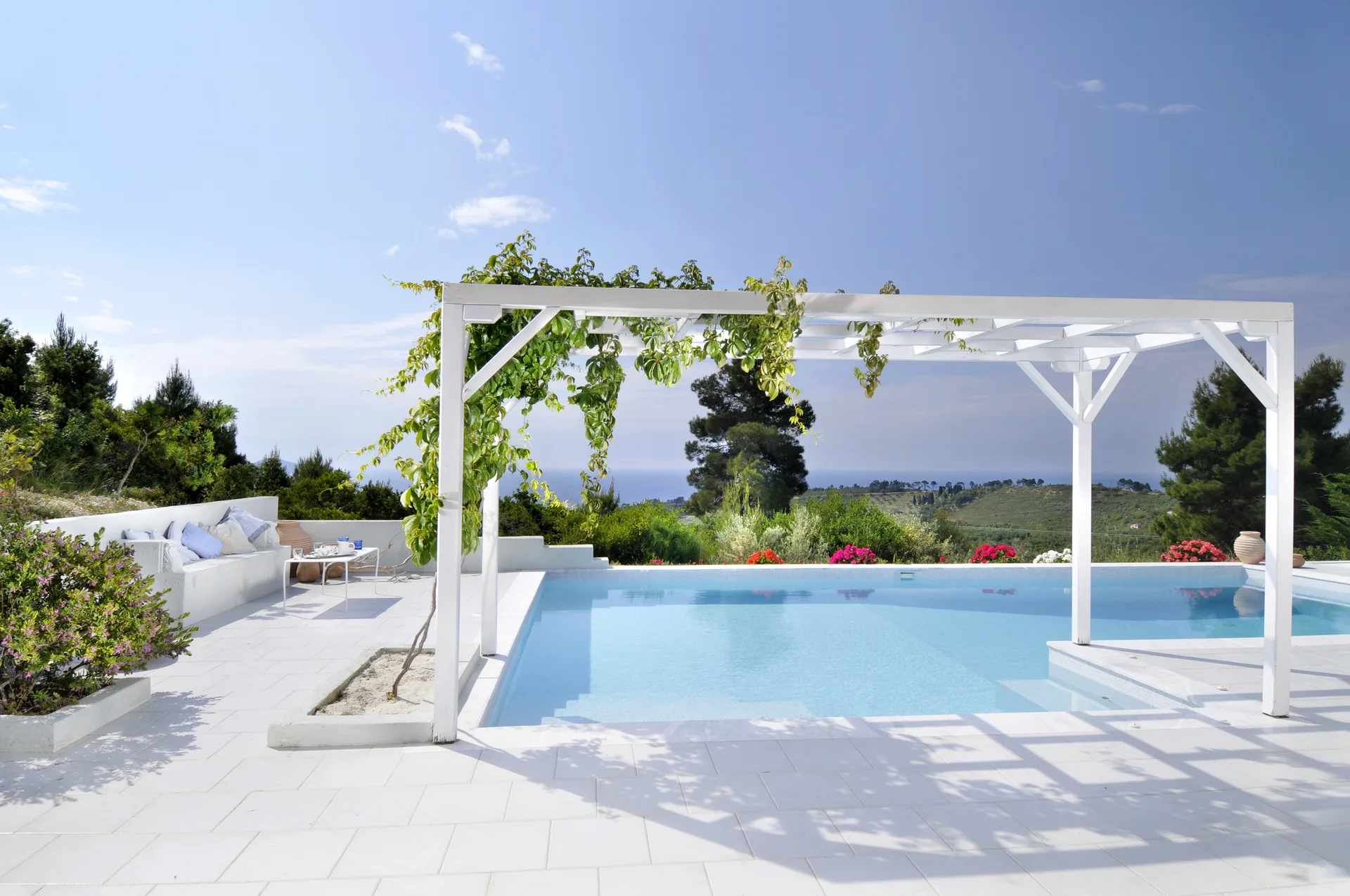 Anemolia Blue Villa — γαλάζιες αναλαμπές πάνω από την πισίνα στην Αλόννησο