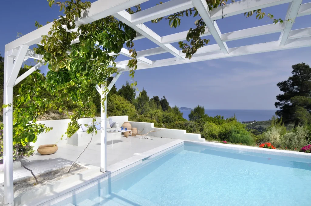Anemolia Villa — λευκές αποχρώσεις και Αιγαίο φως στην Αλόννησο